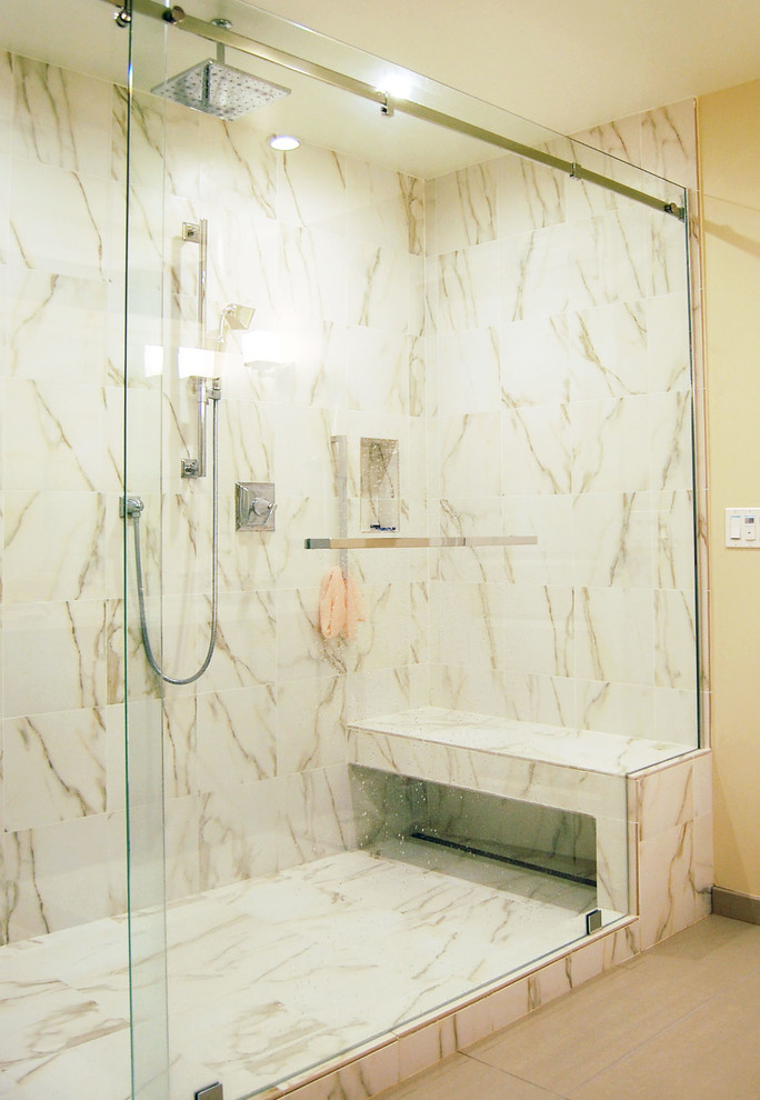 Großes Eklektisches Badezimmer En Suite mit Duschnische, farbigen Fliesen, beiger Wandfarbe und Steinfliesen in Orange County