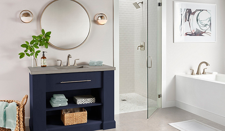 Foto på ett mellanstort vintage en-suite badrum, med möbel-liknande, blå skåp, ett badkar i en alkov, en dusch i en alkov, grå väggar, laminatgolv, ett integrerad handfat, bänkskiva i betong, grått golv och dusch med gångjärnsdörr