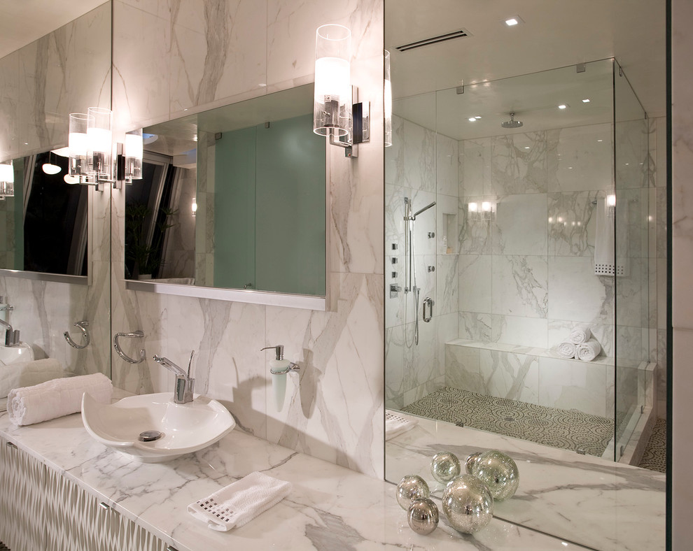Diseño de cuarto de baño principal contemporáneo grande con lavabo sobreencimera, puertas de armario blancas, encimera de mármol, bañera exenta, paredes blancas y suelo con mosaicos de baldosas