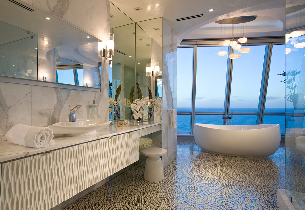 Foto på ett stort funkis en-suite badrum, med ett fristående handfat, vita skåp, marmorbänkskiva, ett fristående badkar, vita väggar, mosaikgolv och flerfärgat golv