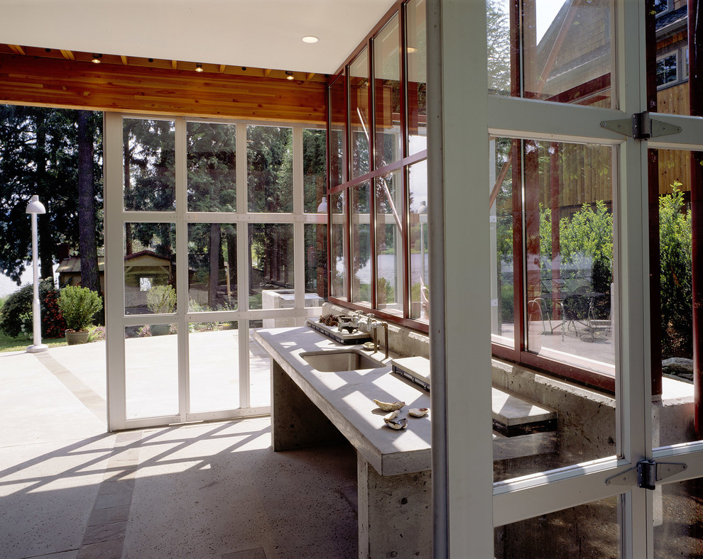 Идея дизайна: ванная комната в современном стиле с бетонным полом, врезной раковиной, столешницей из бетона, серым полом и серой столешницей