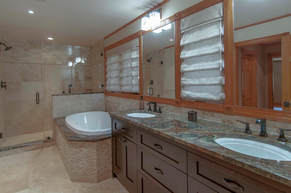 Idéer för ett mellanstort rustikt en-suite badrum, med ett undermonterad handfat, skåp i shakerstil, skåp i mörkt trä, granitbänkskiva, ett platsbyggt badkar, en öppen dusch, en toalettstol med separat cisternkåpa, beige kakel, beige väggar och marmorgolv