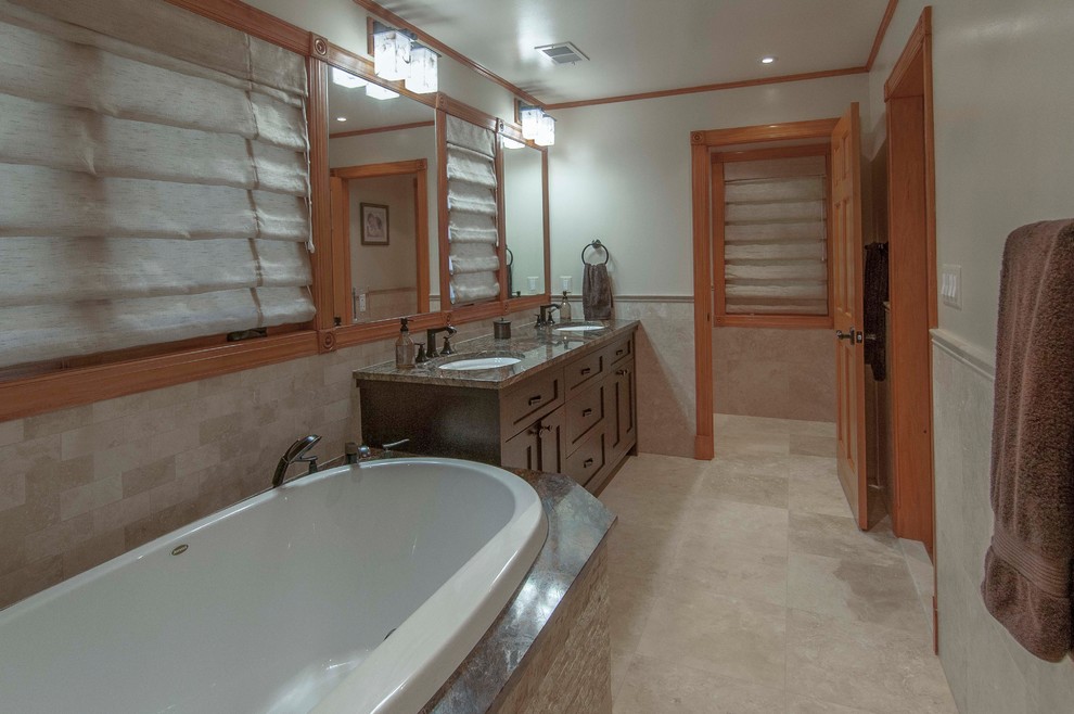 Exempel på ett mellanstort rustikt en-suite badrum, med ett undermonterad handfat, skåp i shakerstil, skåp i mörkt trä, granitbänkskiva, ett platsbyggt badkar, en öppen dusch, en toalettstol med separat cisternkåpa, beige kakel, beige väggar och marmorgolv