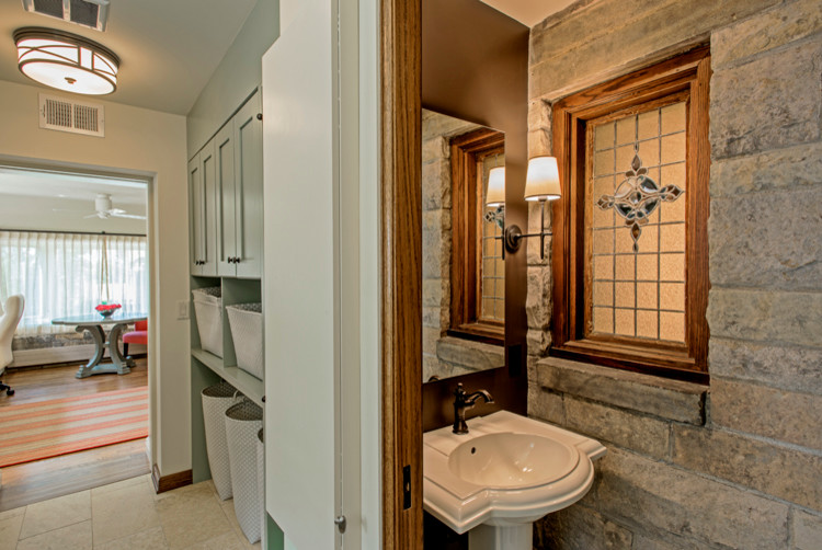 Immagine di una piccola stanza da bagno chic con lavabo a colonna, ante di vetro, piastrelle beige, piastrelle in pietra, pareti beige e pavimento in pietra calcarea