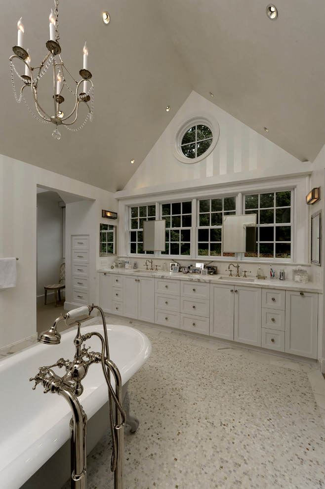 Imagen de cuarto de baño tradicional renovado con ducha doble, baldosas y/o azulejos multicolor y paredes blancas