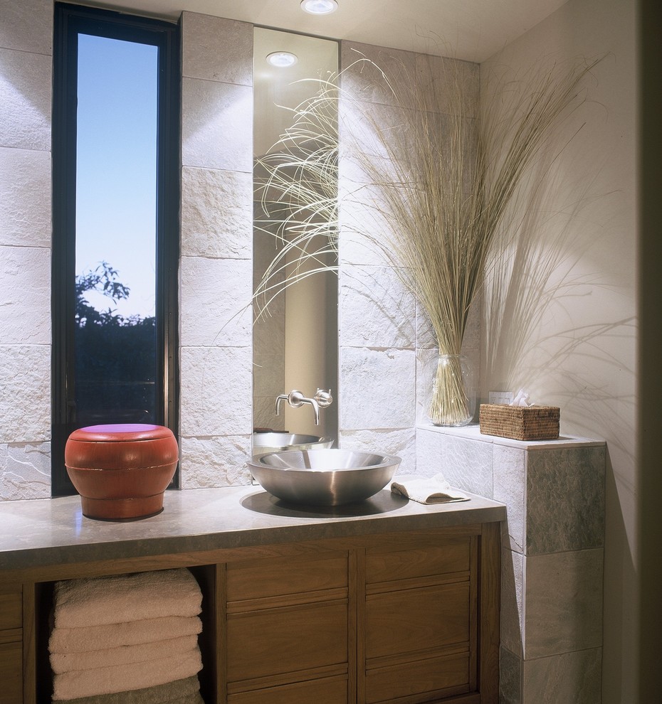 Modelo de cuarto de baño rectangular actual con lavabo sobreencimera y piedra