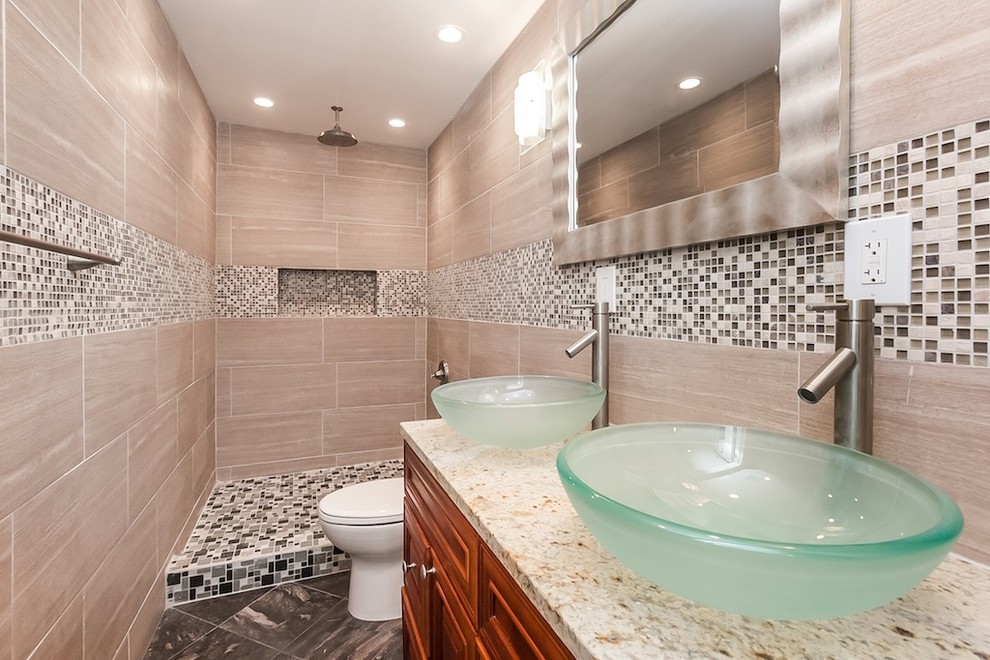Cette photo montre une salle de bain tendance avec une douche ouverte et aucune cabine.