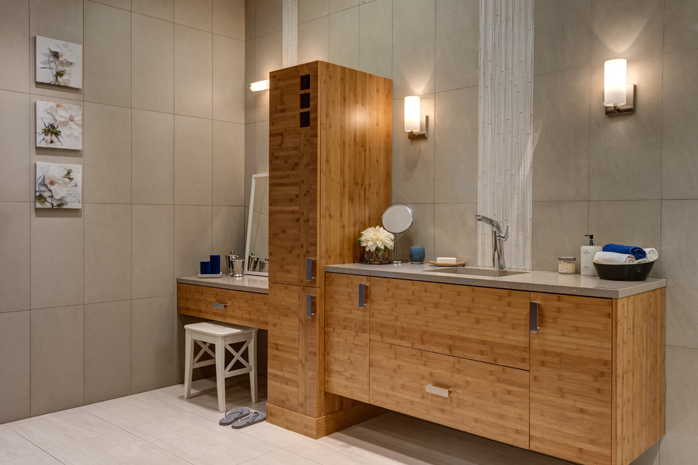 Modelo de cuarto de baño principal minimalista con encimera de cuarzo compacto