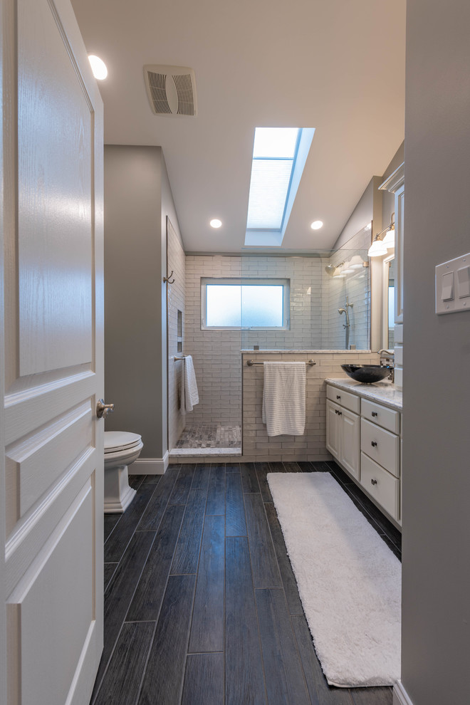 Idéer för att renovera ett mellanstort vintage vit vitt en-suite badrum, med luckor med upphöjd panel, vita skåp, en öppen dusch, en toalettstol med separat cisternkåpa, vit kakel, keramikplattor, grå väggar, klinkergolv i porslin, ett fristående handfat, bänkskiva i kvarts, svart golv och med dusch som är öppen