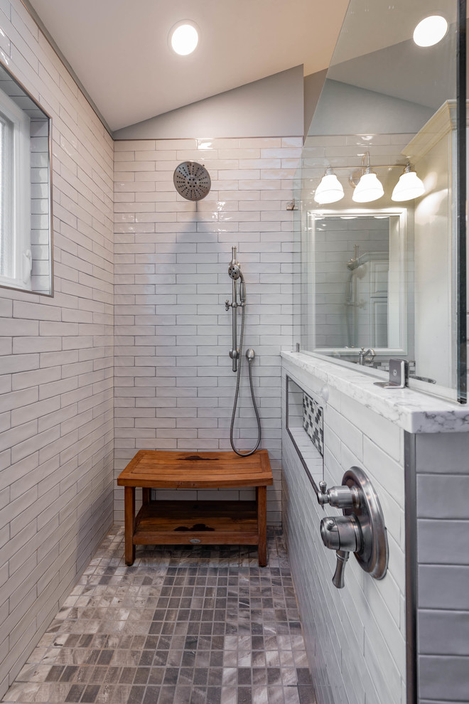Inspiration för mellanstora klassiska vitt en-suite badrum, med luckor med upphöjd panel, vita skåp, en öppen dusch, en toalettstol med separat cisternkåpa, vit kakel, keramikplattor, grå väggar, klinkergolv i porslin, ett fristående handfat, bänkskiva i kvarts, svart golv och med dusch som är öppen