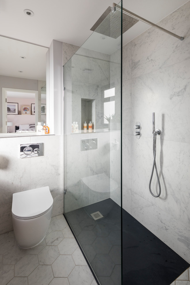 Idee per una stanza da bagno padronale moderna con doccia ad angolo, WC monopezzo, piastrelle grigie, piastrelle di marmo, pareti grigie, pavimento in linoleum, pavimento bianco e doccia aperta