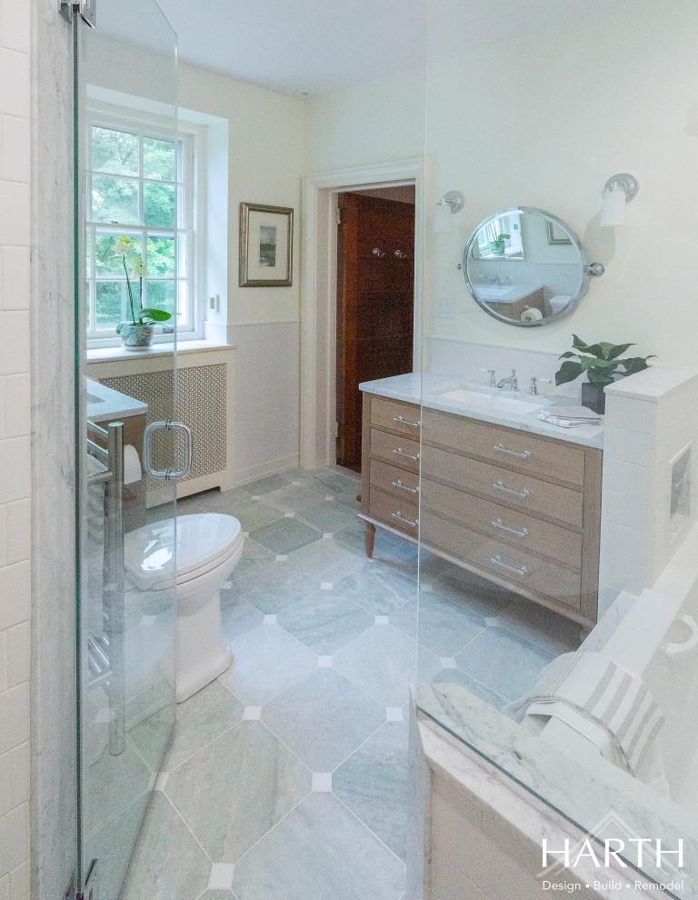 На фото: главная ванная комната среднего размера в стиле неоклассика (современная классика) с плоскими фасадами, темными деревянными фасадами, полновстраиваемой ванной, угловым душем, раздельным унитазом, белой плиткой, плиткой кабанчик, бежевыми стенами, мраморным полом, врезной раковиной, мраморной столешницей, зеленым полом, душем с распашными дверями, серой столешницей, нишей, тумбой под две раковины, встроенной тумбой и панелями на стенах с