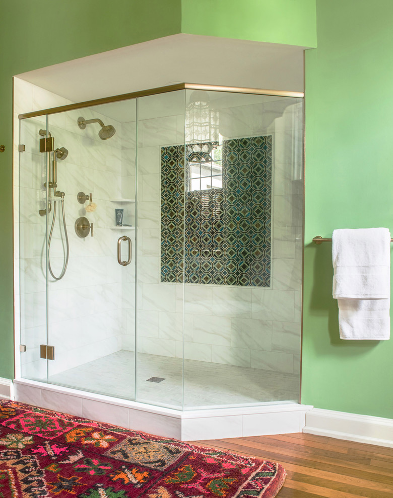На фото: главная ванная комната среднего размера в стиле неоклассика (современная классика) с угловым душем, разноцветной плиткой, мраморной плиткой, зелеными стенами, темным паркетным полом, коричневым полом и душем с распашными дверями с
