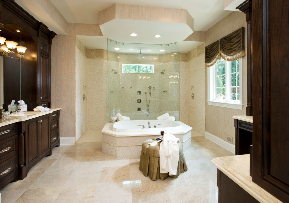 Modelo de cuarto de baño clásico con ducha doble