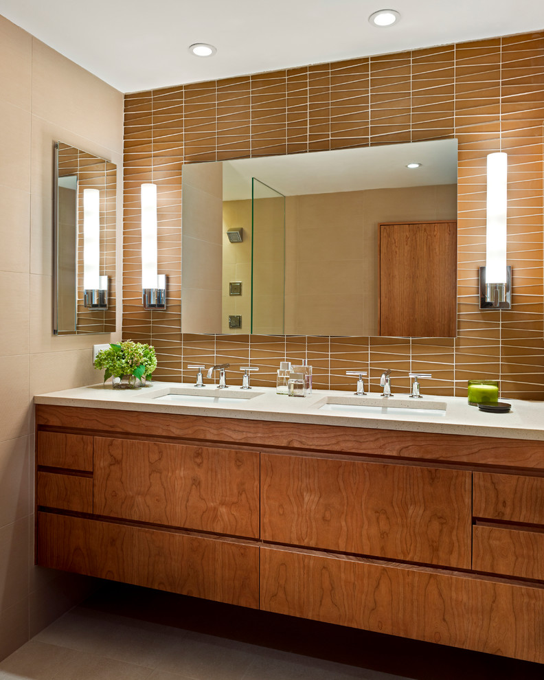 Réalisation d'une salle de bain design en bois brun de taille moyenne avec un placard à porte plane, un carrelage beige, des carreaux de porcelaine, un mur beige, un lavabo encastré, un plan de toilette en quartz et un plan de toilette beige.