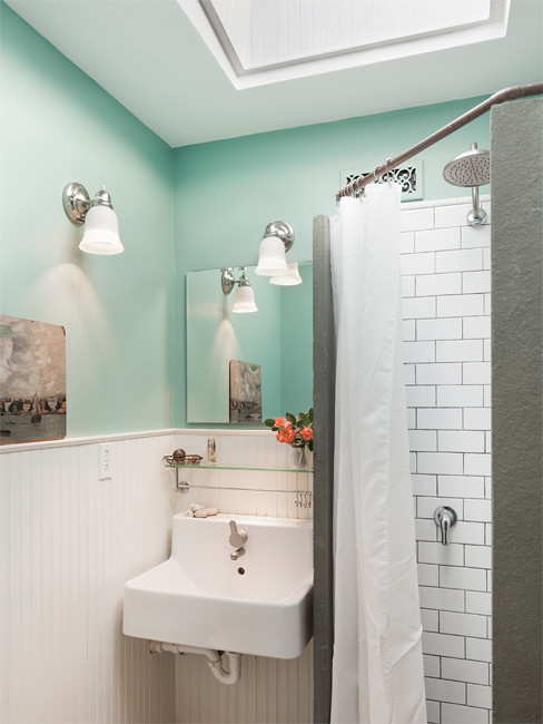 Inredning av ett eklektiskt litet badrum, med ett väggmonterat handfat, en hörndusch, vit kakel, tunnelbanekakel och gröna väggar