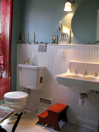 Idéer för små eklektiska badrum, med ett väggmonterat handfat, en toalettstol med separat cisternkåpa, vit kakel, keramikplattor och blå väggar