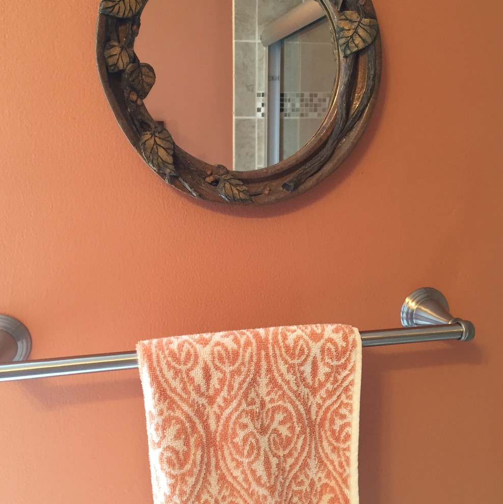 Esempio di una piccola stanza da bagno tradizionale con doccia doppia, piastrelle beige, piastrelle in gres porcellanato e pareti arancioni