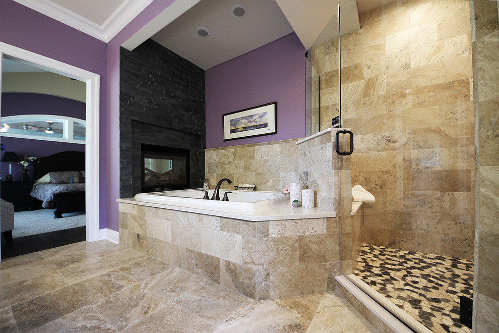 На фото: главная ванная комната в классическом стиле с накладной ванной, угловым душем, каменной плиткой, фиолетовыми стенами и полом из травертина