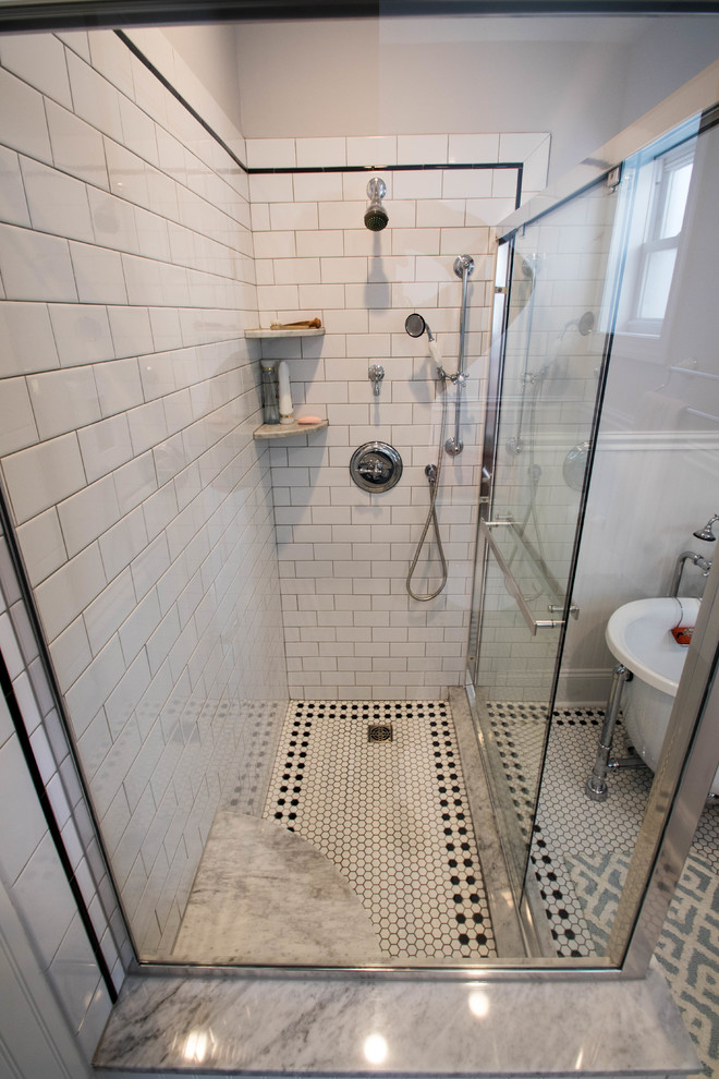 На фото: главная ванная комната среднего размера в викторианском стиле с фасадами с утопленной филенкой, серыми фасадами, ванной на ножках, двойным душем, раздельным унитазом, белой плиткой, керамической плиткой, серыми стенами, полом из керамической плитки, врезной раковиной и мраморной столешницей с