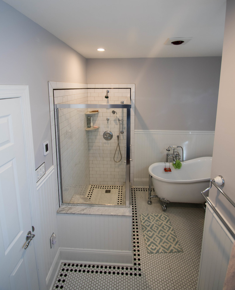 Пример оригинального дизайна: главная ванная комната среднего размера в викторианском стиле с фасадами с утопленной филенкой, серыми фасадами, ванной на ножках, двойным душем, раздельным унитазом, белой плиткой, керамической плиткой, серыми стенами, полом из керамической плитки, врезной раковиной и мраморной столешницей