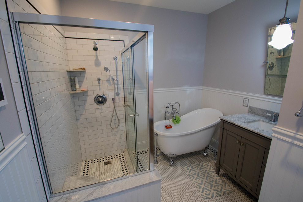 Exempel på ett mellanstort klassiskt en-suite badrum, med luckor med infälld panel, grå skåp, ett badkar med tassar, en dubbeldusch, en toalettstol med separat cisternkåpa, vit kakel, keramikplattor, grå väggar, klinkergolv i keramik, ett undermonterad handfat och marmorbänkskiva