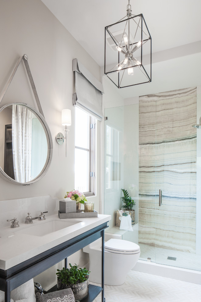 Maritimes Badezimmer mit weißer Wandfarbe, Unterbauwaschbecken, Quarzwerkstein-Waschtisch, offenen Schränken, Duschnische, Toilette mit Aufsatzspülkasten und farbigen Fliesen in Orange County