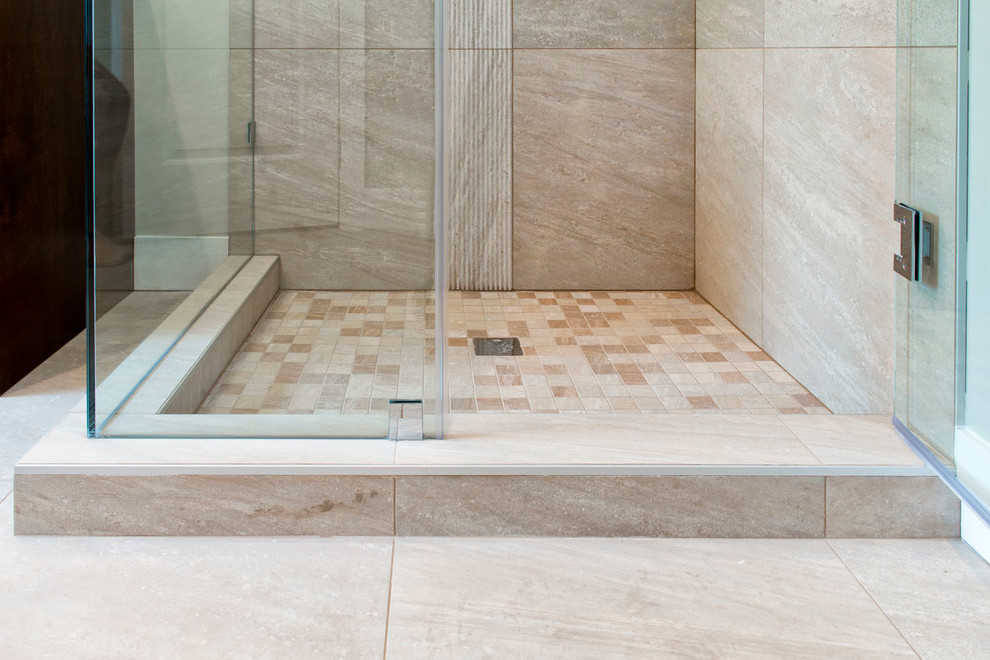 Aménagement d'une grande salle de bain principale classique avec une douche d'angle, un carrelage beige et un mur blanc.