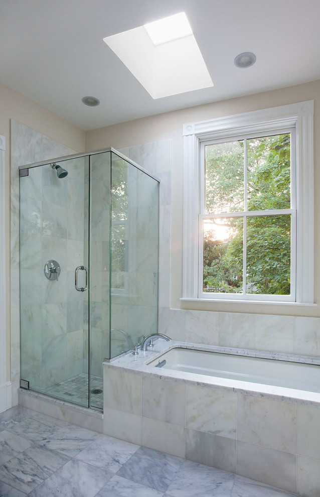 Idee per una stanza da bagno tradizionale di medie dimensioni con vasca sottopiano, piastrelle grigie, piastrelle in ceramica, pareti beige, pavimento con piastrelle in ceramica e doccia ad angolo