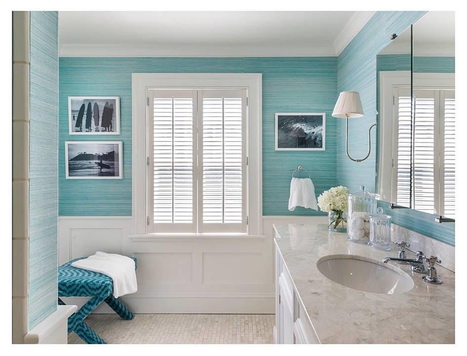 Immagine di una stanza da bagno con doccia classica di medie dimensioni con ante con riquadro incassato, ante bianche, pareti blu, pavimento in linoleum, lavabo sottopiano e top in marmo