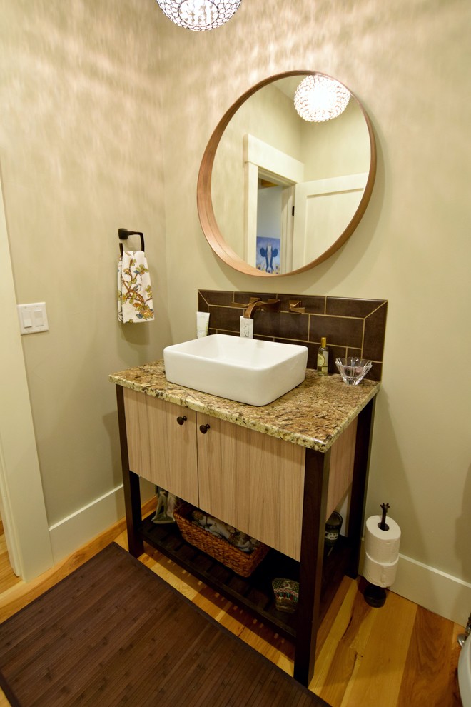 Пример оригинального дизайна: маленькая ванная комната в классическом стиле с плоскими фасадами, бежевыми фасадами, бежевой плиткой, бежевыми стенами, душевой кабиной, настольной раковиной и столешницей из гранита для на участке и в саду