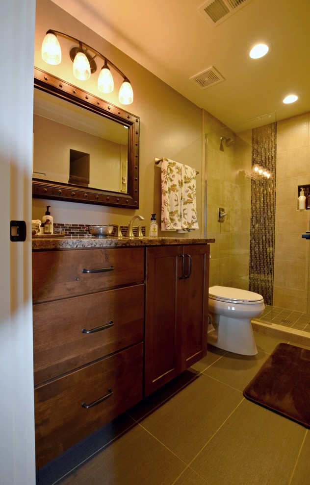 Cette image montre une petite salle de bain traditionnelle en bois foncé pour enfant avec un placard à porte shaker, un carrelage marron, un mur beige et un lavabo encastré.