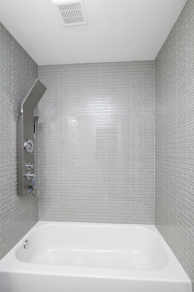 Bild på ett litet funkis vit vitt badrum med dusch, med skåp i shakerstil, vita skåp, ett badkar i en alkov, en dusch/badkar-kombination, en toalettstol med separat cisternkåpa, grå kakel, stickkakel, lila väggar, ett undermonterad handfat, granitbänkskiva och med dusch som är öppen