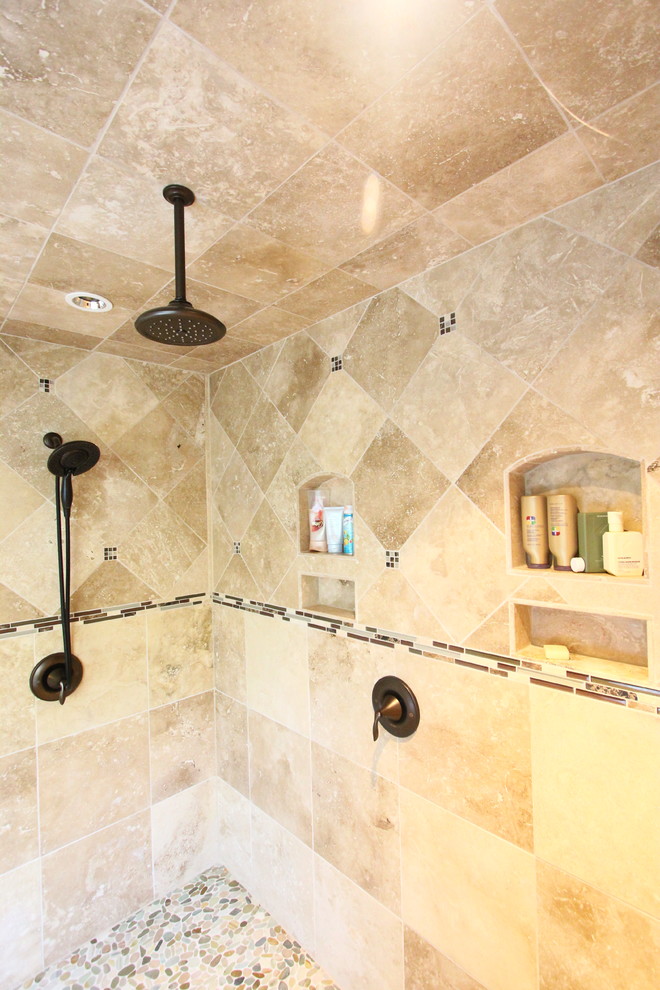 Cette image montre une salle de bain traditionnelle avec un placard à porte shaker, parquet clair, un lavabo encastré, un plan de toilette en marbre et une cabine de douche à porte battante.