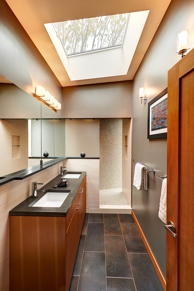 Modernes Duschbad mit Unterbauwaschbecken, flächenbündigen Schrankfronten, hellbraunen Holzschränken, Beton-Waschbecken/Waschtisch, grauer Wandfarbe und Keramikboden in Seattle