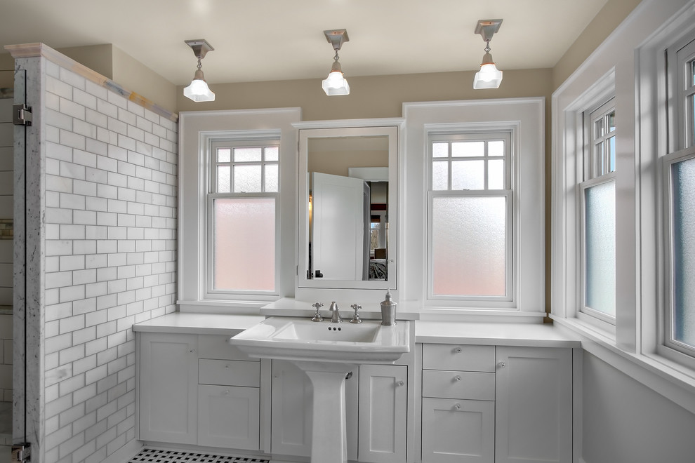 Идея дизайна: ванная комната в стиле кантри с раковиной с пьедесталом, плиткой кабанчик и окном
