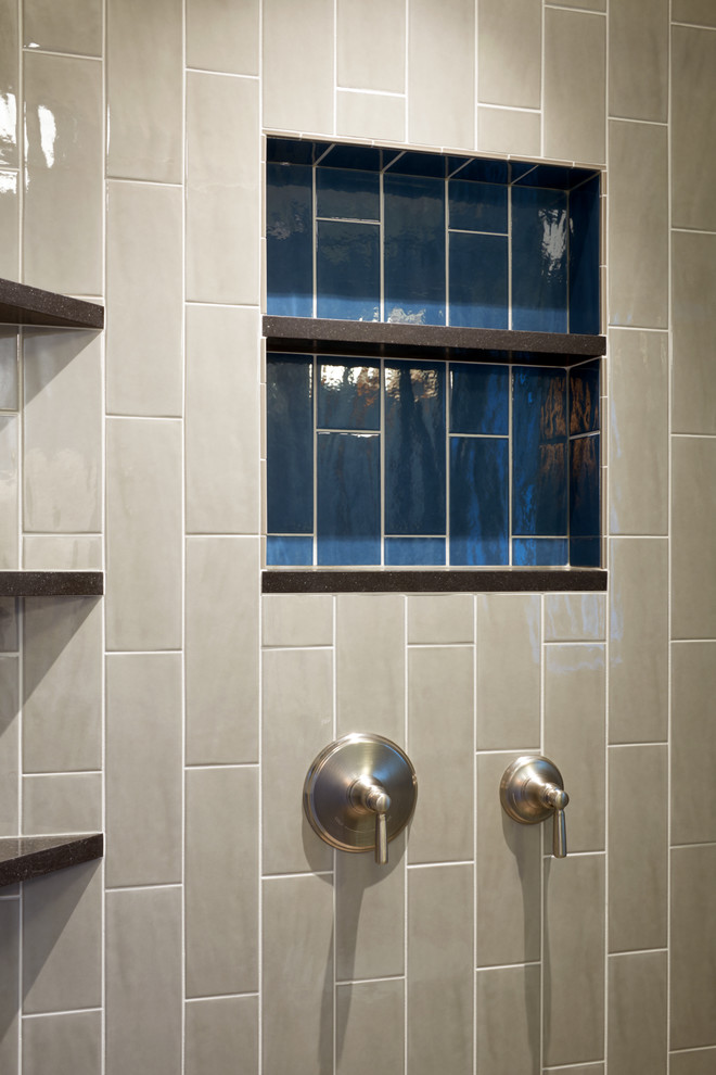 Immagine di una stanza da bagno tradizionale con piastrelle grigie, piastrelle in gres porcellanato e porta doccia scorrevole