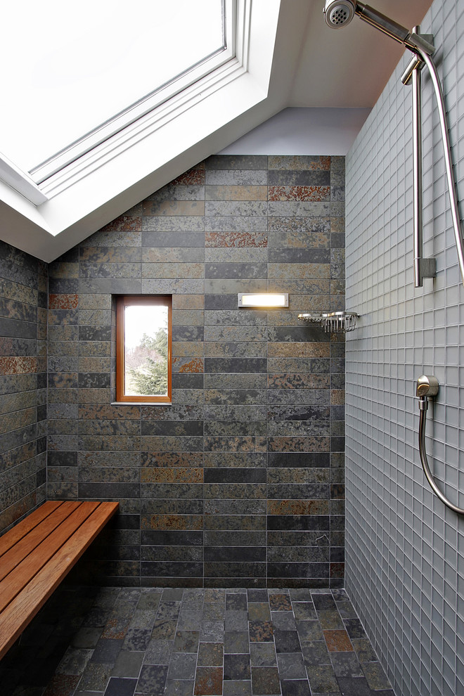 シアトルにあるコンテンポラリースタイルのおしゃれな浴室 (グレーのタイル、スレートタイル) の写真