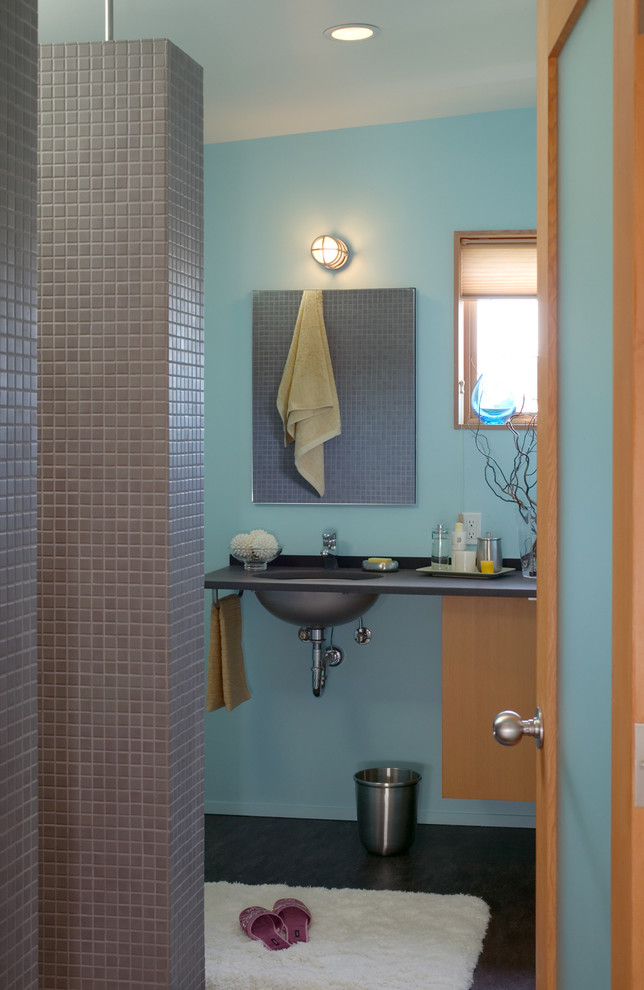 Foto di una stanza da bagno minimalista con piastrelle in ceramica e lavabo a consolle