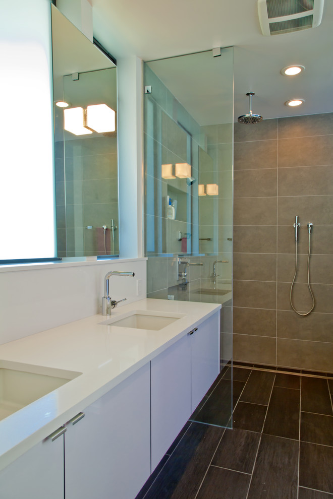 Пример оригинального дизайна: ванная комната: освещение в современном стиле с душем без бортиков