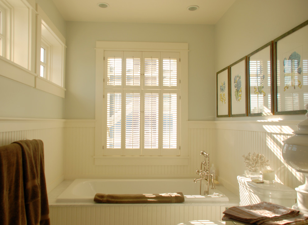 Immagine di una stanza da bagno padronale tradizionale con ante in stile shaker, ante bianche, vasca ad alcova, WC monopezzo e pareti bianche