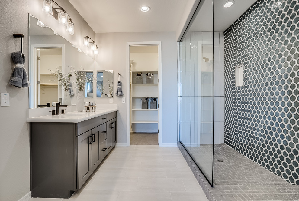Exempel på ett mellanstort modernt vit vitt en-suite badrum, med luckor med infälld panel, keramikplattor, ljust trägolv, ett undermonterad handfat, bänkskiva i akrylsten, bruna skåp, en öppen dusch, svart kakel, beige väggar, beiget golv och med dusch som är öppen