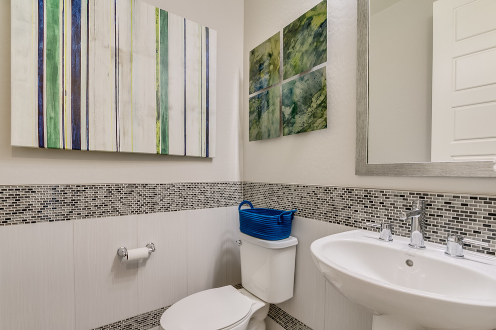 Exempel på ett mellanstort modernt badrum med dusch, med svart och vit kakel, keramikplattor, beige väggar, klinkergolv i keramik, ett väggmonterat handfat och beiget golv