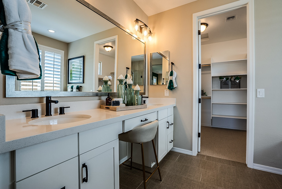 Exempel på ett mellanstort modernt beige beige en-suite badrum, med luckor med infälld panel, vita skåp, ett hörnbadkar, en hörndusch, beige kakel, keramikplattor, beige väggar, klinkergolv i keramik, ett undermonterad handfat, bänkskiva i akrylsten, brunt golv och dusch med gångjärnsdörr