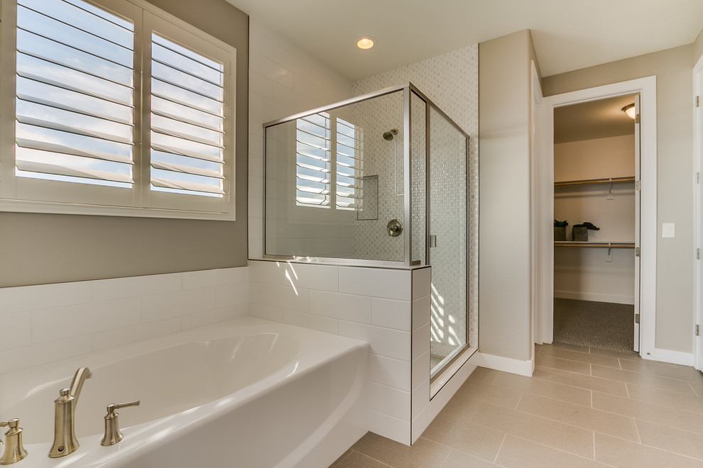 Exempel på ett stort modernt en-suite badrum, med luckor med infälld panel, vita skåp, ett platsbyggt badkar, en hörndusch, beige kakel, glasskiva, beige väggar, klinkergolv i keramik, ett undermonterad handfat, bänkskiva i akrylsten, beiget golv och dusch med gångjärnsdörr