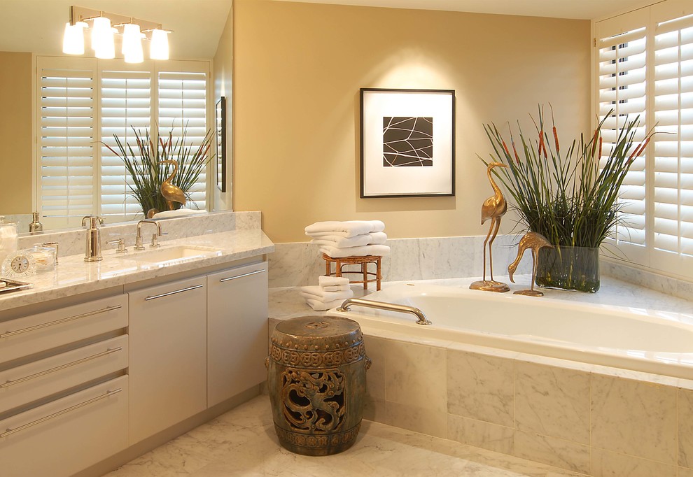 Idéer för mycket stora funkis en-suite badrum, med ett fristående handfat, släta luckor, vita skåp, marmorbänkskiva, ett undermonterat badkar, en öppen dusch, vit kakel, stenkakel, orange väggar och marmorgolv