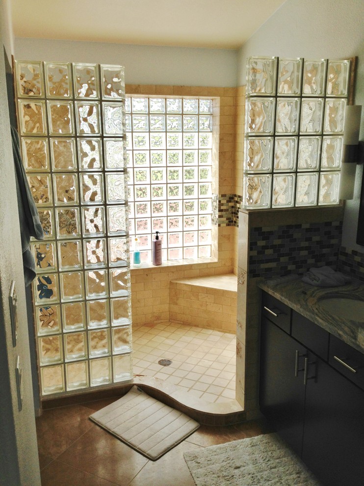 Стильный дизайн: большая главная ванная комната в современном стиле с монолитной раковиной, плоскими фасадами, темными деревянными фасадами, открытым душем, разноцветной плиткой, стеклянной плиткой, белыми стенами и полом из керамической плитки - последний тренд