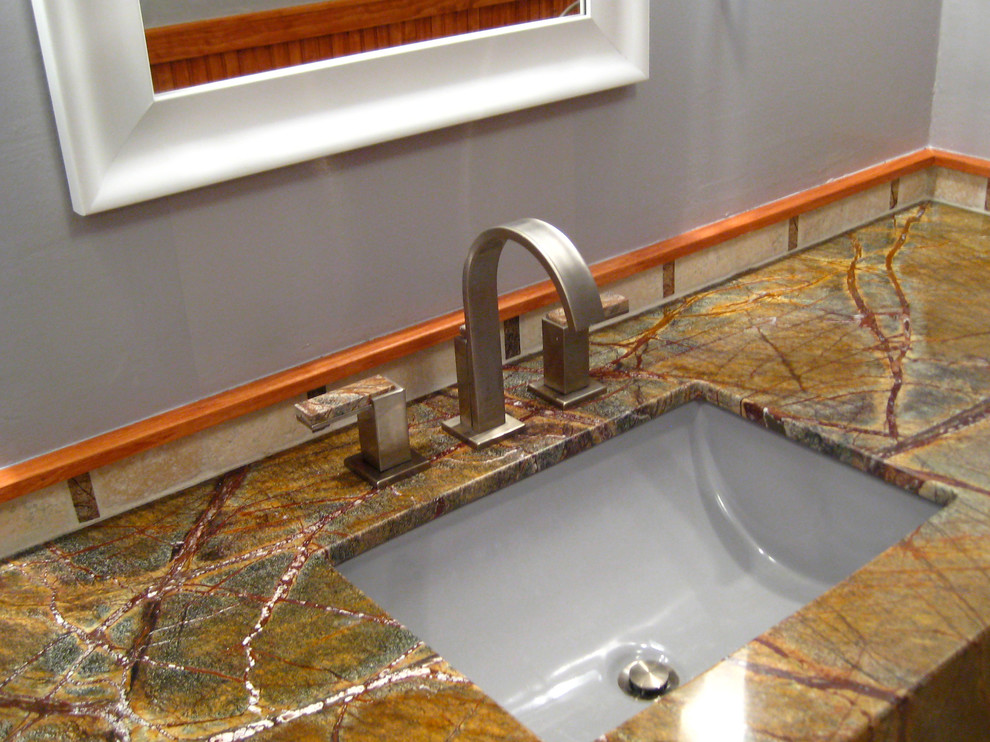 На фото: ванная комната в современном стиле с врезной раковиной, мраморной столешницей и серыми стенами с