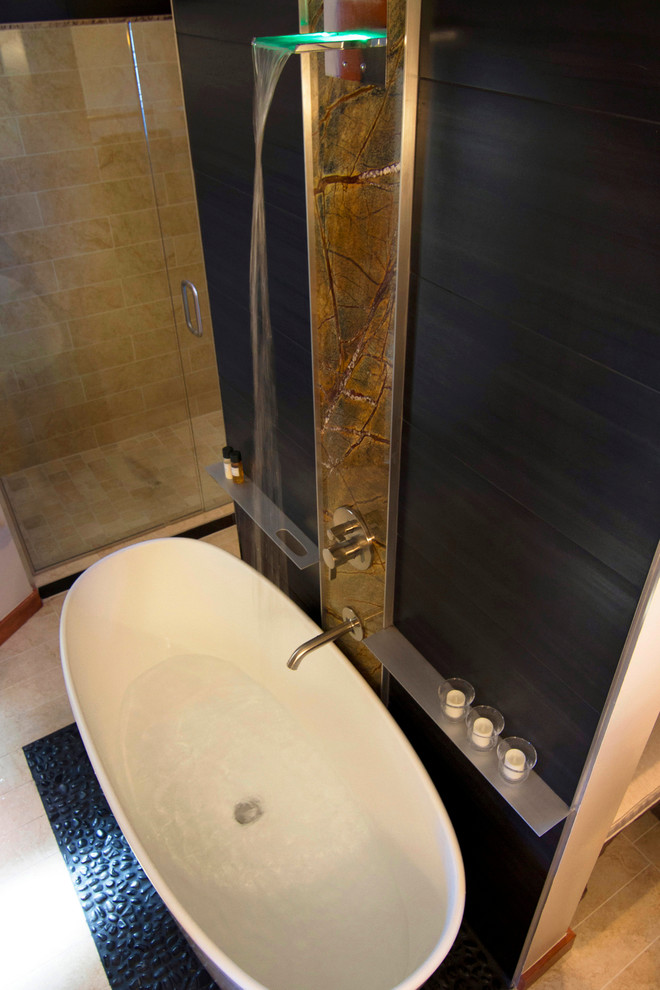 Diseño de cuarto de baño principal contemporáneo con bañera exenta, ducha empotrada, baldosas y/o azulejos negros y baldosas y/o azulejos de cerámica