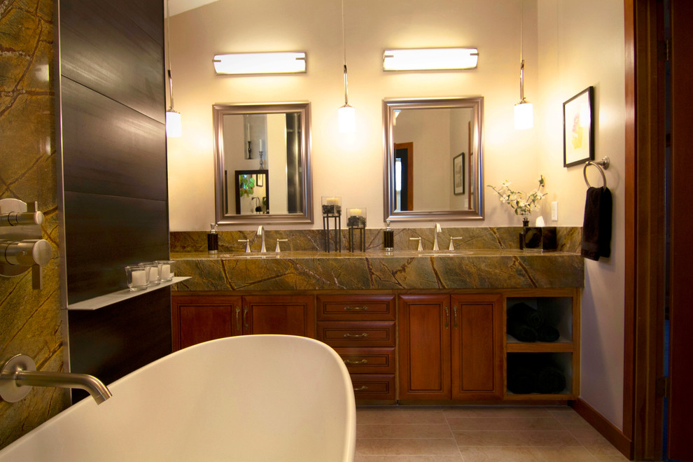 Идея дизайна: ванная комната в современном стиле с врезной раковиной, фасадами с выступающей филенкой, фасадами цвета дерева среднего тона, мраморной столешницей, отдельно стоящей ванной и бежевыми стенами